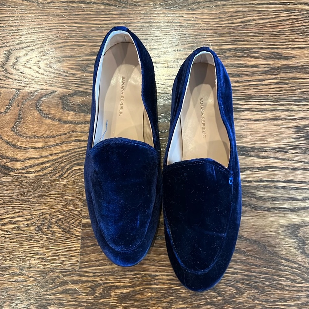 Blue velvet shoes